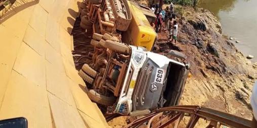 Ministry of Public Works Expresses Concern Over ITI Bridge Collapse Following Overloading Incident